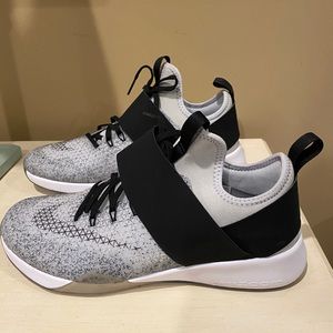 Women’s running sneakers